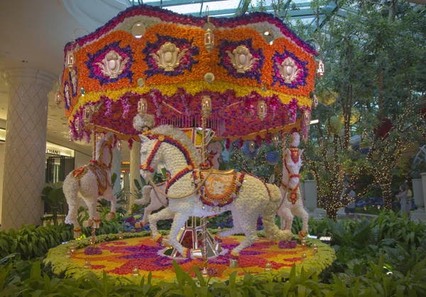 Floral animated carousel in the atrium of Wynn Hotel and Casino in Las Vegas — Stock Photo, Image