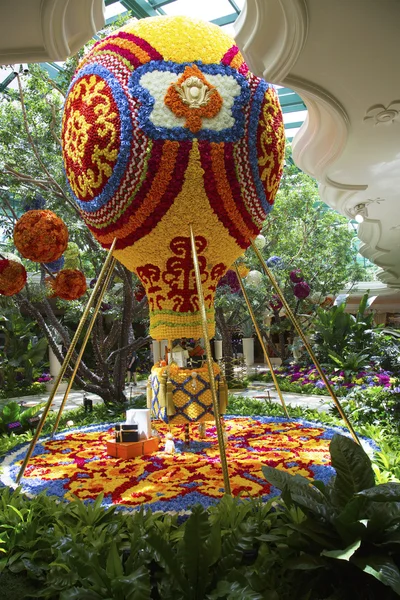 Floral hot air balloon in the atrium of Wynn Hotel and Casino in Las Vegas — Stock Photo, Image