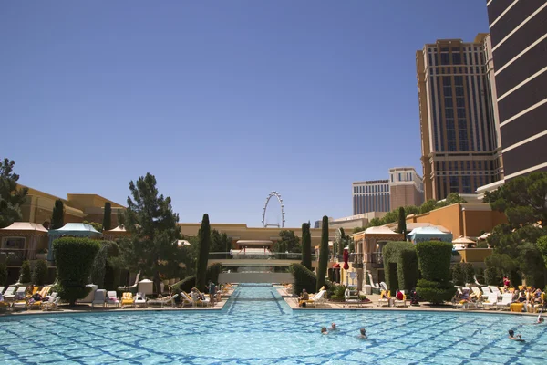 Het zwembad in het wynn encore casino in las vegas — Stockfoto