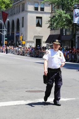 nypd memuru NY lgbt gurur geçit töreni sırasında güvenliğin sağlanması