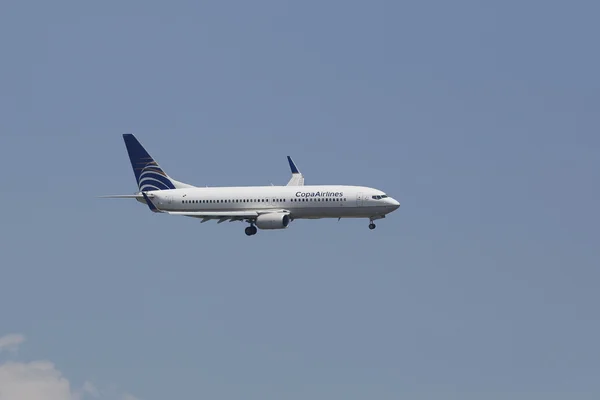 Copaairlines boeing 737-700 w niebo Nowy Jork przed lądowaniem na lotnisku jfk — Zdjęcie stockowe