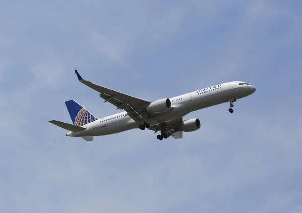A United airlines boeing 757 itt new york ég előtt a jfk repülőtéren leszálló — Stock Fotó