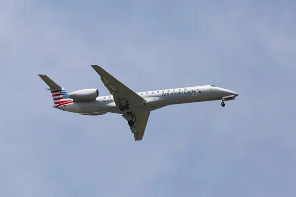 American eagle embraer erj-145 jet w niebo Nowy Jork przed lądowaniem na lotnisku jfk — Zdjęcie stockowe