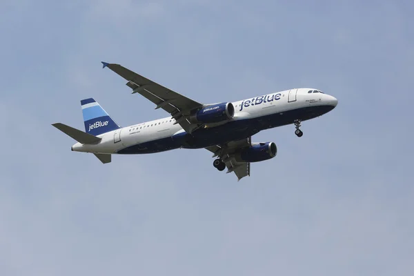 JetBlue Airbus A320 in New York sky before landing at JFK Airport — Stock Photo, Image