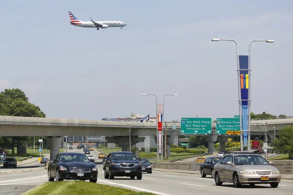 Αμερικανικές αερογραμμές boeing 737 προσέγγιση για να το αεροδρόμιο jfk της Νέας Υόρκης — Φωτογραφία Αρχείου