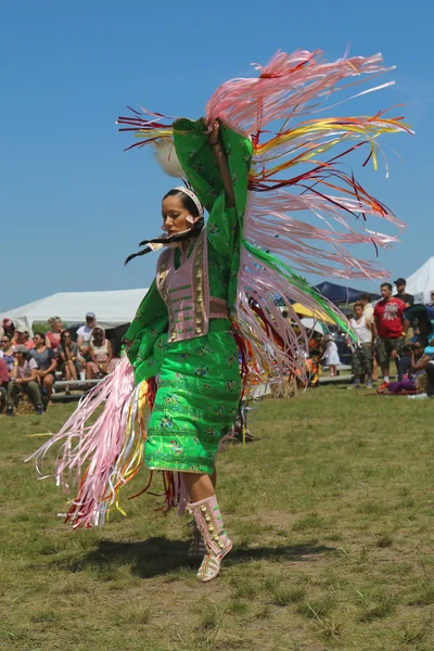 Neidentifikovaný indiánské tanečnice v nyc pow wow — Stock fotografie