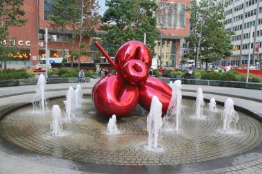 kırmızı balon çiçek tarafından jeff koons 7 Dünya Ticaret Merkezi