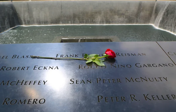 Bloem overgelaten aan de nationale 11 september memorial op ground zero in lower manhattan — Stockfoto