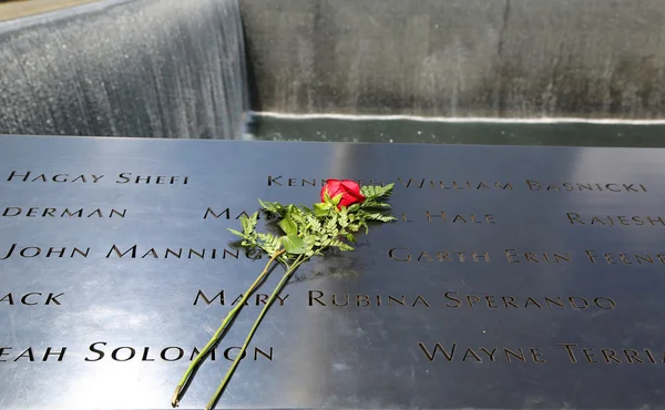 Blume links am nationalen September 11 Denkmal am Ground Zero in lower manhattan — Stockfoto