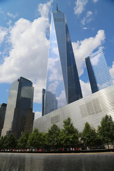 Freedom tower, 11 září muzeum a reflexe bazén s vodopádem v září 11 memorial park — Stock fotografie