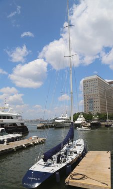 manhattan'ın Pil Park'ta north cove Marina docked uzun gemi