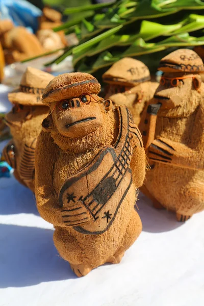 Souvenirs locaux faits à partir de noix de coco à Punta Cana, République dominicaine — Photo