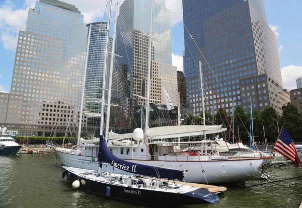 Barcos altos atracados en el puerto deportivo de North Cove en Battery Park en Manhattan — Foto de Stock