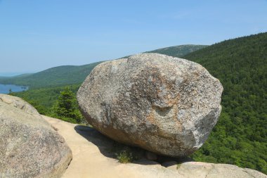 acadia Milli Parkı, maine, ABD Güney kabarcık dağ ve Ürdün gölette üstüne köpük rock