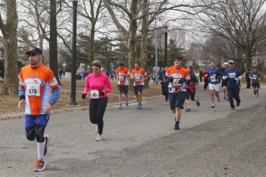 Michelob ultra new york 13 1 maraton katılan koşucular çalıştırmak