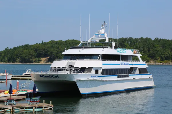 Bateau d'observation des baleines dans le Bar Harbor historique — Photo