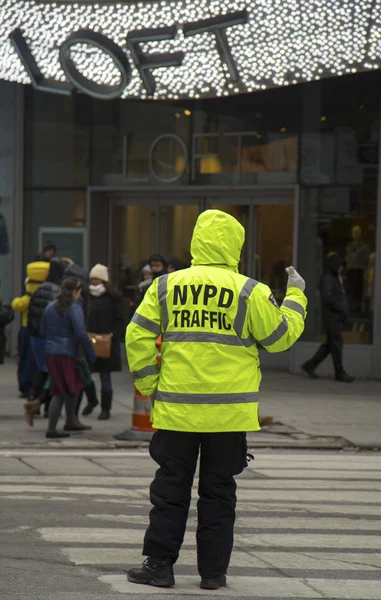 Policía de Nueva York Oficial de Policía de Control de Tráfico cerca de Times Square en Manhattan — Foto de Stock