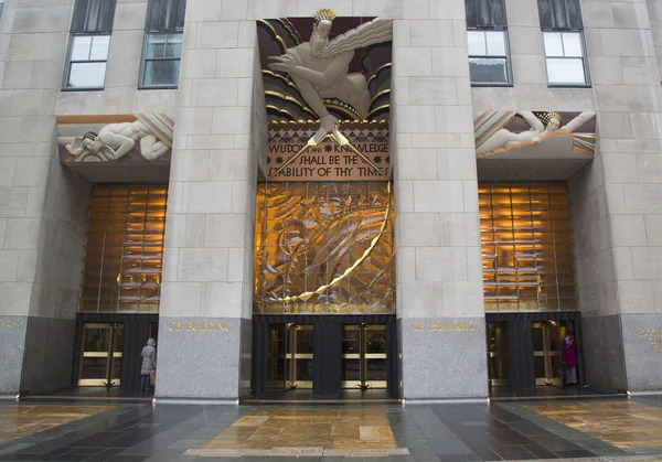 Wisdom, un friso art deco de Lee Lawrie sobre la entrada de GE Building en Rockefeller Plaza — Foto de Stock