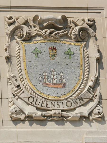 Mosaico escudo da cidade portuária de renome Queenstown na fachada dos Estados Unidos Linhas-Panamá Pacific Lines Building — Fotografia de Stock