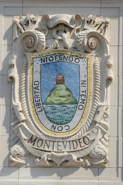 Mozaik kalkan ünlü liman şehri montevideo, Amerika'nın bina hatları-panama Pasifik satırları belirtir. — Stok fotoğraf