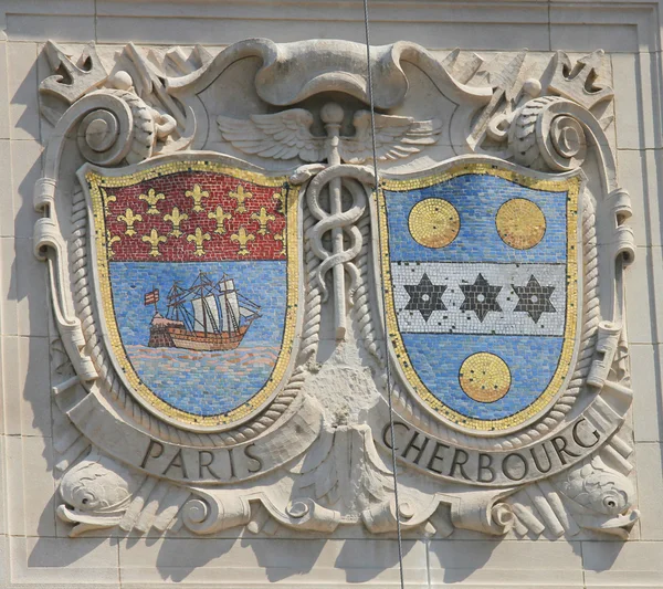 Mosaico escudos de cidades portuárias de renome Paris e Cherbourg na fachada dos Estados Unidos Linhas-Panamá Pacific Lines Building — Fotografia de Stock