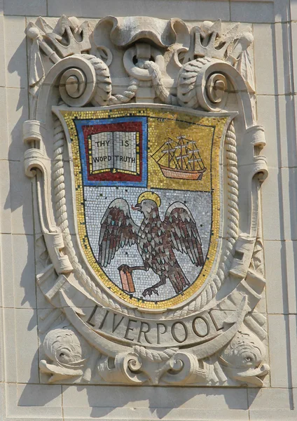 Mosaic shield of renowned port city Liverpool at the facade of United States Lines-Panama Pacific Lines Building — Stock Photo, Image