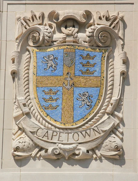 Mosaico escudo de la ciudad portuaria de renombre Ciudad del Cabo en la fachada de Estados Unidos Lines-Panama Pacific Lines Building —  Fotos de Stock