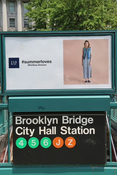 Entrada a la estación de metro del ayuntamiento de Brooklyn Bridge en Nueva York — Foto de Stock