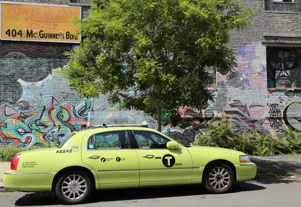 Nya gröna-färgade "boro taxi" i new york — Stockfoto