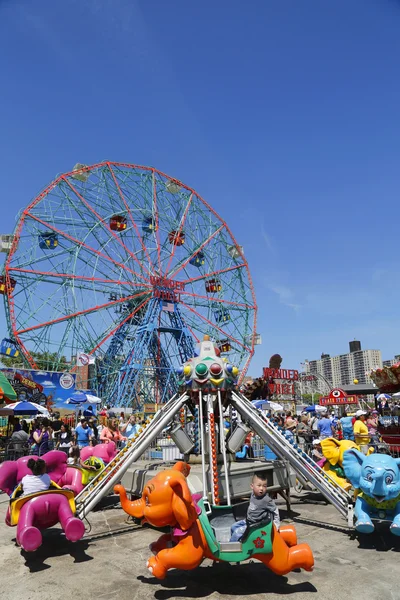 Koło w parku rozrywki coney island — Zdjęcie stockowe