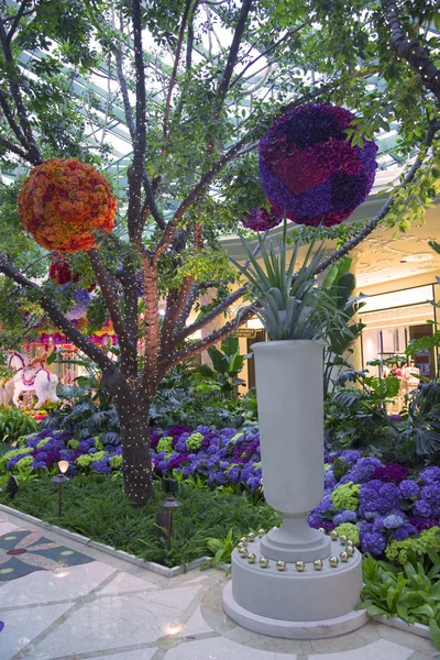 Floral sculpturen in het atrium van wynn hotel en casino — Stockfoto