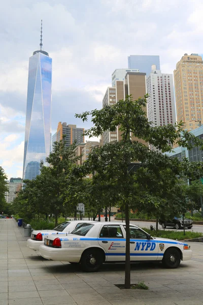 NYPD automobily poskytují útočiště u freedom tower v dolním Manhattanu — Stock fotografie