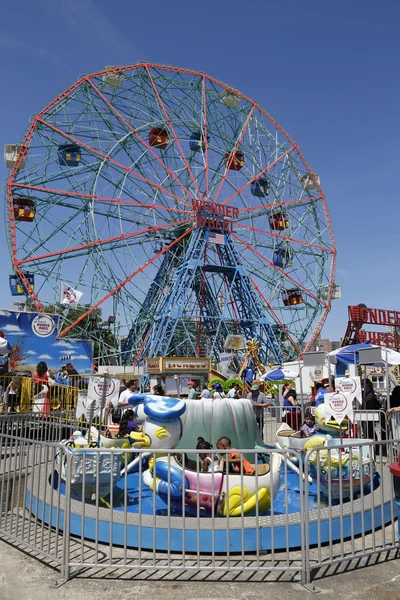 Wonder Wheel al parco divertimenti di Coney Island — Foto Stock