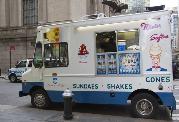 一辆冰激凌车在曼哈顿中城 — 图库照片