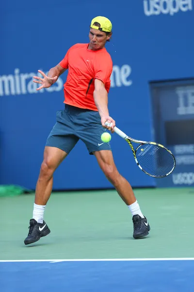 Doce veces campeón del Grand Slam Rafael Nadal practica para el US Open 2013 en el Arthur Ashe Stadium — Foto de Stock