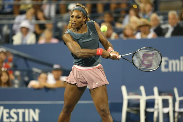 on altı kez grand slam şampiyonu serena williams sırasında ilk turda çiftler maç ile takım arkadaşı venus williams bize açmak 2013