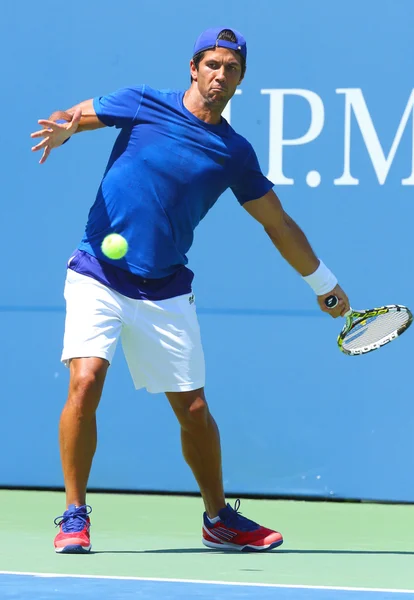 Le joueur de tennis professionnel Fernando Verdasco s'entraîne pour l'US Open 2013 au Billie Jean King National Tennis Center — Photo