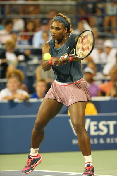 Dieciséis veces campeona del Grand Slam Serena Williams durante el partido de dobles de primera ronda con su compañera de equipo Venus Williams en el US Open 2013 —  Fotos de Stock