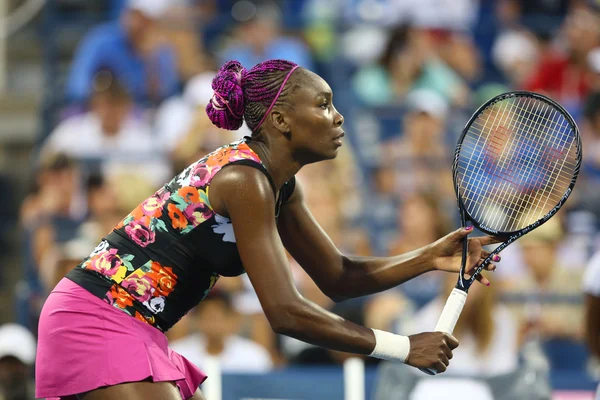 Neuf fois championne du Grand Chelem Venus Williams lors d'un match en double première ronde avec sa coéquipière Serena Williams à l'US Open 2013 — Photo