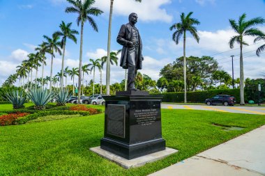 Henry Morrison Flagler Heykeli Palm Beach, Florida 'daki Royal Poinciana Yolu' nda. 