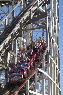 brooklyn, coney Island bölümündeki tarihsel Siklon lunapark treni