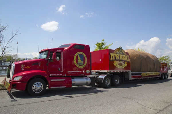 A maior batata do mundo sobre rodas apresentado durante a famosa turnê de batata Idaho em Brooklyn — Fotografia de Stock