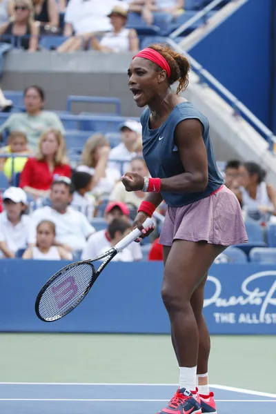 Dieciséis veces campeona del Grand Slam Serena Williams durante el partido de tercera ronda en el US Open 2013 — Foto de Stock