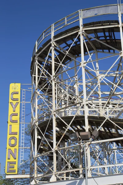 Histórico hito Ciclón montaña rusa en la sección de Coney Island de Brooklyn —  Fotos de Stock