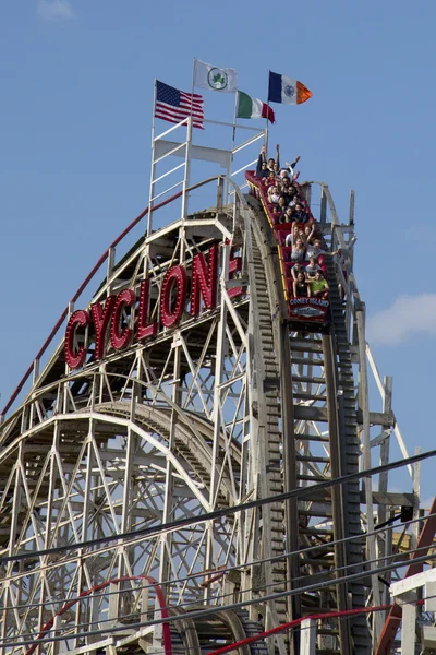 Historyczne cyklon roller coaster w sekcji coney island z Brooklynu — Zdjęcie stockowe