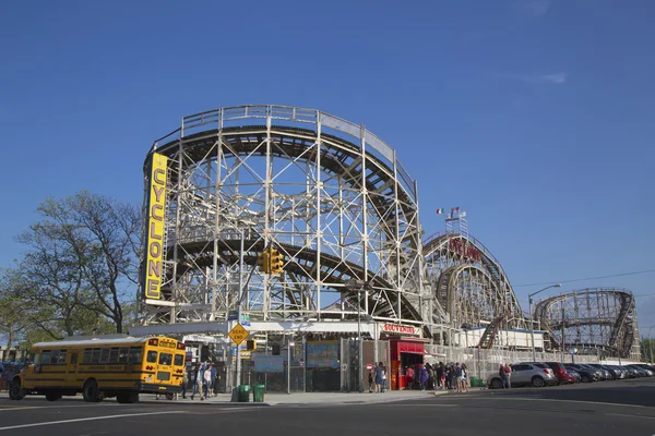 Historyczne cyklon roller coaster w sekcji coney island z Brooklynu — Zdjęcie stockowe