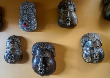 Guerrero, Meksika 'daki Xcaret Oteli' nin duvarlarında yerel aile sanatçıları tarafından maskelenmiş rüzgar tanrıları ya da tuhaf ayinler.