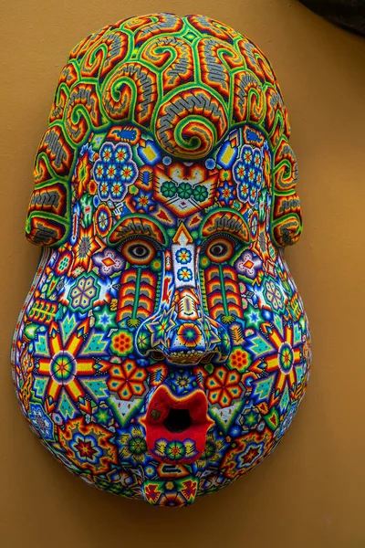メキシコ ゲレロのホテル ザカート メキシコの壁には 地元の家族の職人によって作られた風の神々や神秘的な人々の仮面 — ストック写真
