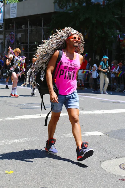 LGBT pride parade deelnemer in new york city — Stockfoto
