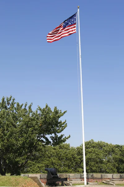 Old cannon and 15-star 15-stripe Star Spangled Banner Bandera americana en Fort Jay en Governors Island —  Fotos de Stock
